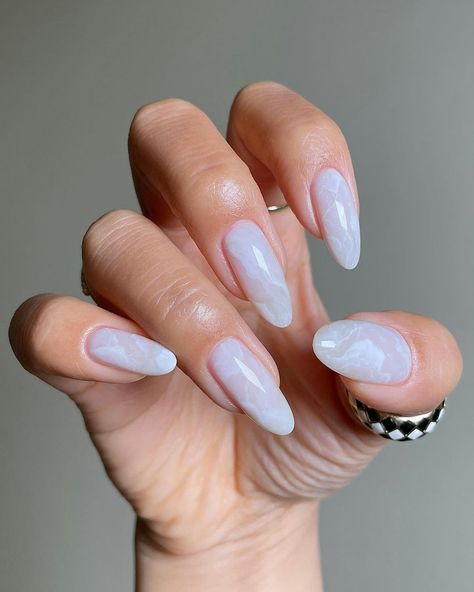 Milky Marble Nails, White Marble Nails, Natural Almond Nails, California Nails, Summer Nails Almond, New Nail Trends, 2024 Nails, Magnetic Nails, Pointed Nails