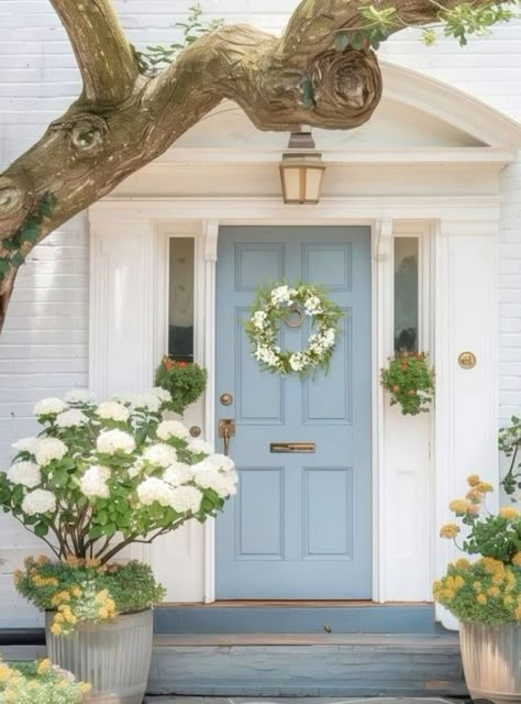 Front Patio Furniture, Colorful Front Door, Front Yard Flower Bed Ideas, Yard Flower Bed Ideas, Patio Furniture Decor, Front Yard Flower Bed, Blue Front Door, Ideas Front Yard Landscaping, Red Brick House