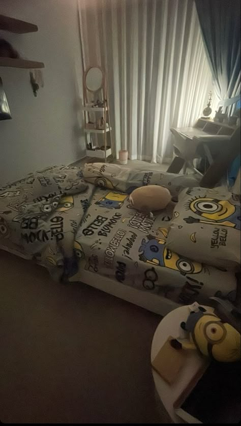 Minion Bed, Minion Room Decor, Minion Aesthetic, Minion Bedroom, Minion Room, Night Bedroom, Diy Minions, Minion Theme, Inside A House