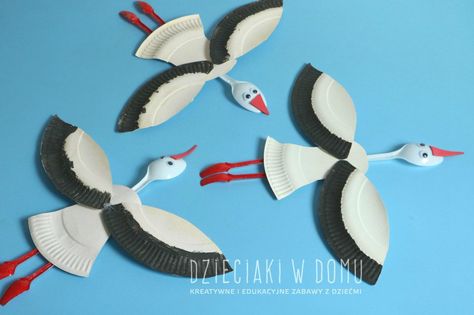 Paper Plate Storks | Fun Family Crafts Plastic Spoon Crafts, Recycled Crafts Kids, Paper Plate Crafts For Kids, Spoon Crafts, Bird Crafts, Paper Plate Crafts, Christmas Tree Crafts, Plate Crafts, Crafts Kids