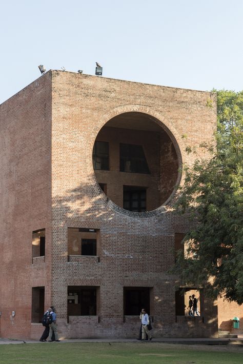 Gallery of Louis Kahn's Indian Institute of Management in Ahmedabad Photographed by Laurian Ghinitoiu - 5 Momo Masterpiece, Luis Kahn, Exeter Library, Louis Khan, Mass Design, Indian Institutes Of Management, Louis Kahn, Brick Architecture, Interesting Buildings