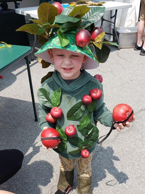 Wizard of Oz apple tree costume Weeping Willow Tree Costume, Wizard Of Oz Tree Costume, Apple Tree Costume, Wizard Of Oz Play Costumes, Wizard Of Oz Costumes Diy, Poppy Costume, Adult Costumes Diy, Apple Costume, Wizard Of Oz Play