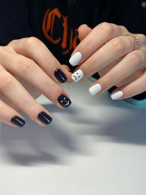 Black and white nails with designs Black And White Nails Ideas Short, Black And White Aesthetic Nails, Black And White Short Nails, Black And White Nail, Beauty Hacks Nails, Hippie Nails, Spring Nail Designs, Simple Gel Nails, Minimal Nails