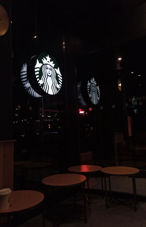 Starbucks Dark Aesthetic, Starbucks At Night, Starbucks Aesthetic Wallpaper, Starbucks Aesthetic Instagram Story, Starbucks Asthetic, Historia Aesthetic, Aesthetic Starbucks, Starbucks Wallpaper, Starbucks Aesthetic