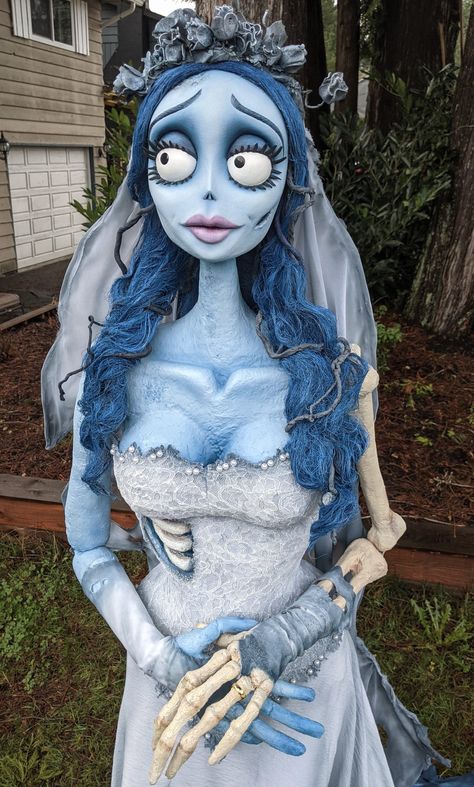 Blue Halloween Characters, Scary Custome Ideas, Corpse Bride Halloween Decorations, Corpse Bride Makeup, Halloween Bride Costumes, Make Up Sposa, Handmade Halloween Costumes, The Corpse Bride, Emily Corpse Bride