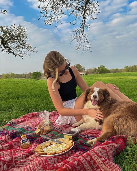 Picnic With Dog Photoshoot, Dog Picnic Photoshoot, Spring Dog Photoshoot, Dog Park Photoshoot, Summer Dog Photoshoot, Dog Park Aesthetic, Cute Dog Photoshoot Ideas, Picnic With Dog, Dog And Me Photoshoot