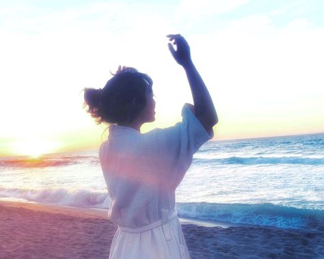 Japanese Beach Photoshoot, Japanese Beach Aesthetic, Japan Polaroid, Taeko Onuki, Japanese Photoshoot, Sea Portrait, Japanese Beach, Film Beach, Japan Beach