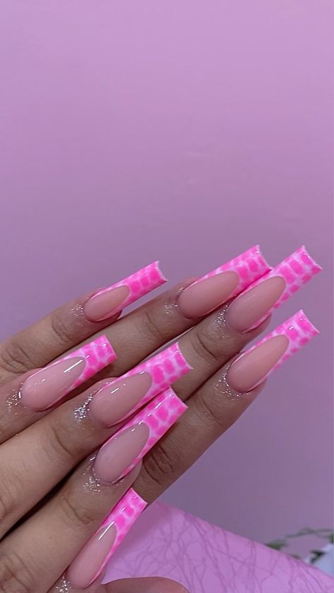 Pink And White Nails Baddie, Alligator Print Nails Acrylic, Long Nail Designs Colorful, Cute Pink Long Nails, Pink Alligator French Tip Nails, Long Pink Acrylics, Pink Gator Nails, Pink And White Designs Nails, Nails Inspo Baddie Pink