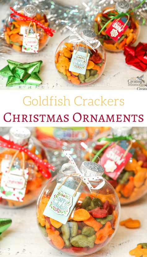 Need a fun idea to keep kids busy this Holiday season? Make a fun DIY Goldfish Cracker Kids Christmas Ornament that is engaging & offers a delicious snack all in one simple 10-minute craft activity. Christmas Treats For Toddlers Parties, Christmas Theme Snacks For Preschool, Toddler Christmas Snacks For Daycare, Christmas Treats For Toddlers, Toddler Christmas Snacks, Pre K Christmas Party Food Snacks Ideas, Holiday Preschool Snacks, Savory Christmas Snacks Gifts, Store Bought Holiday Class Snacks