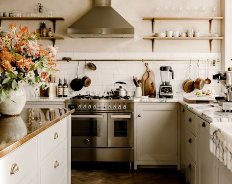 Oak Parquet Flooring, Round Marble Dining Table, Devol Kitchens, Elegant Country, Elegant Kitchens, Style Deco, Shaker Kitchen, Kitchen Worktop, Kitchen Color