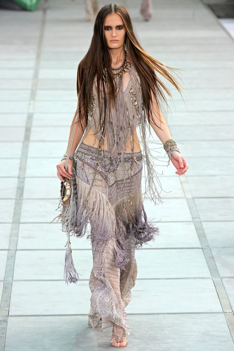 Roberto Cavalli SS 2011 Moda Hippie Chic, Jungle Boho, Black Pinterest, Boho Life, Estilo Hippie, Bohemian Lifestyle, Winter Boho, Summer Street, Spring Jewelry