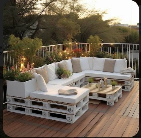 House Florida, Balkon Decor, House Ranch, Pallet Patio Furniture, Pallet Patio, Diy Projektit, Outdoor Decor Backyard, Furniture Plans Free, House Diy