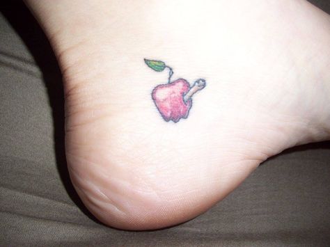 Appeltje met worm Cute Worm Tattoo, Worm Tattoo, Apple With Worm, Tattoo Tour, Apple Tattoo, S Tattoo, Tattoos And Piercings, Paw Print Tattoo, Tatting