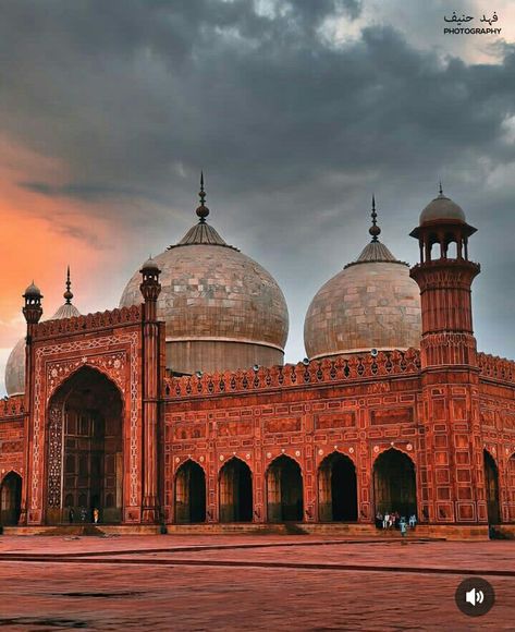 #badshahi#masjid#stunning#cloudy Badshahi Masjid Lahore, Pakistani Currency, Badshahi Masjid, Badshahi Mosque, Pakistan Culture, Pakistani Culture, Mughal Architecture, Chef Wear, Cloudy Weather