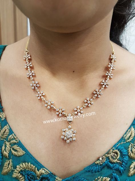 White Stone Necklace Indian Gold Set, Simple Cz Necklace Sets, Gold White Stone Necklace Indian, Simple White Stone Necklace Indian Gold, White Stones Necklace Indian, White Stone Necklace Designs, Closed Setting Diamond Necklace, Light Weight Gold Necklace Indian, Necklaces Gold Indian