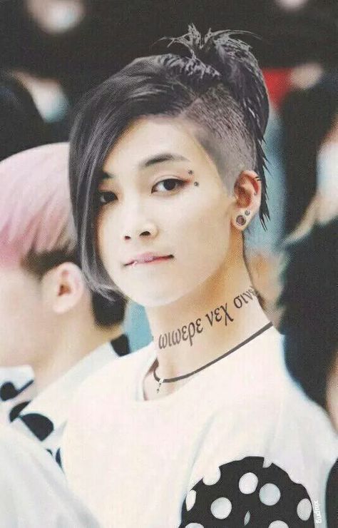 Punk edit of Jeonghan, I-I don't know how to feel>>>>No someone edited to look like Uta from Tokyo ghoul. This is a crossover. Look at the markings on his neck they're the same Uta Cosplay, Punk Edits, Undercut Long Hair, Tokyo Ghoul Cosplay, Seventeen Jeonghan, Yoon Jeonghan, Shaved Sides, Hair Reference, Shaved Hair