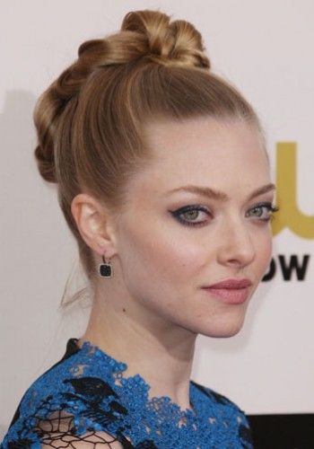 Knotted Bun, New Hair Styles, Hottest Hairstyles, Look Books, Knot Bun, Hair Appointment, Hot Hair Styles, Red Carpet Event, Amanda Seyfried