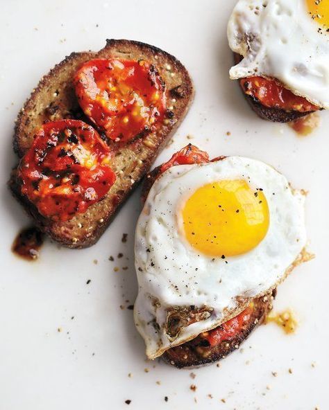 Charred Tomatoes with Fried Egg on Garlic Toast Garlic Toast Recipe, Best Breakfast Sandwich, Egg Benedict, Garlic Toast, Better Breakfast, Fried Eggs, Think Food, Breakfast Pancakes, Savory Breakfast