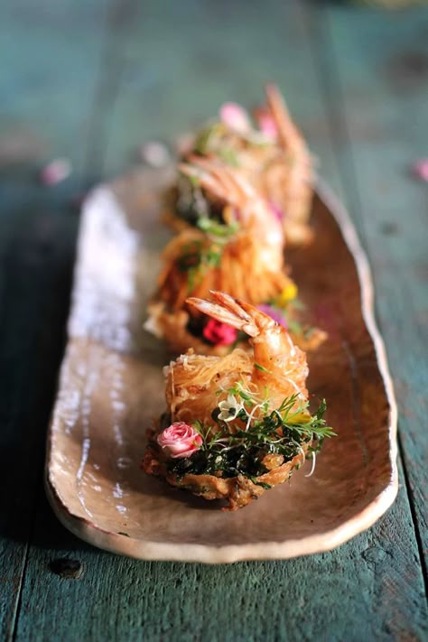 Fried Shrimps on Lemongrass bolw #recipe #happiness #yummy #delicious #thailand #thaifood #thai #goodfoodrecipes #foodlover #foodcoma #foodstyling #foodporn #foodie #foodblogger Thai Fusion Food, Thai Appetizers, Thai Appetizer, Thai Food Menu, Gourmet Food Plating, Bistro Food, Tapas Recipes, Thailand Food, Easy Food Art