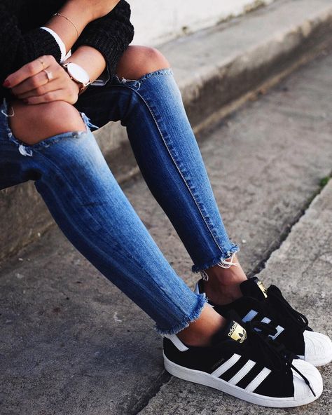 black/white superstars Adidas Shoes Women Sneakers, Adidas Superstar Black, Adidas Sl 72, Superstar Shoes, Look Adidas, Adidas Sneakers Women, Adidas Shoes Women, Adidas Sneaker, Victorias Secret Models