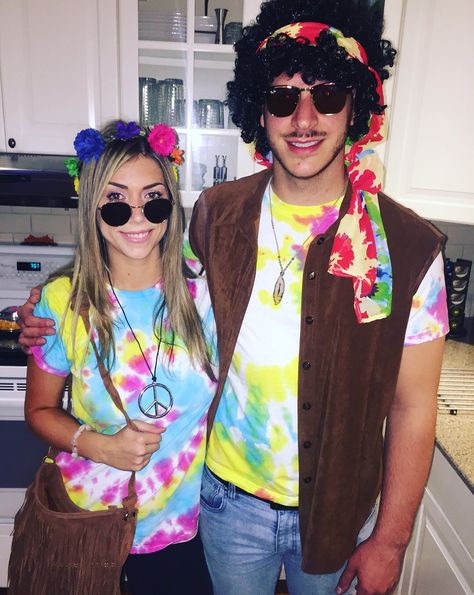 70s Halloween Costume Woman, Hippie Costume Ideas, 70s Couple Costume, Hippie Costume Diy, 70s Halloween Costume, Cheap Halloween Costumes Diy, Couple Halloween Costume, Hippie Costume Halloween, Spirit Halloween Costumes