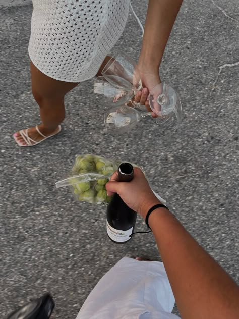 Wine And Picnic, Drinking Wine Aesthetic, Wine Glasses Aesthetic, Wine Summer Aesthetic, Beach Walk Aesthetic, Summer Wine Aesthetic, Wine Glass Aesthetic, Beach Birthday Aesthetic, White Wine Aesthetic