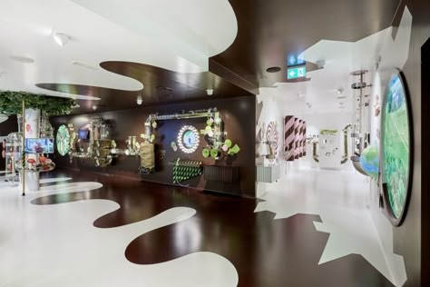 Maestrani’s Chocolarium by simple, Switzerland » Retail Design Blog Chocolate Factory Design, Chocolate Store Design, Kids Restaurants, Chocolate Stores, Simple Office, Interior Architecture Drawing, Swiss Chocolate, Showroom Interior Design, Chocolate Design