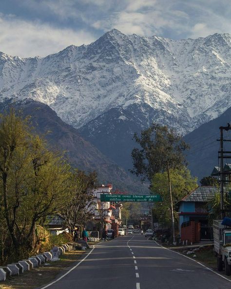 The Dhauladhars welcoming in all their grandeur . When your hometown welcomes you like this, you just never wanna leave . Or do you? Just to be welcomed again, perhaps . Dharamshala | Himachal Pradesh . Photo By: @deus.piyush (Piyush Choudhary) #Follow . For Feature Hashtag Your Pictures/Videos With #InstaHimachal . Hills Are Vulnerable, Say No To Plastic. Help Your Mother Nature, Help Yourself . Insta Himachal is on SnapChat: @instahimachal . #Himachal #HimachalPradesh #TravelTheWorld #TravelLi Travel Advertising Design, India Travel Places, Asia Map, Mussoorie, Destination Photography, Beautiful Sites, Hill Station, Himachal Pradesh, Cool Pictures Of Nature