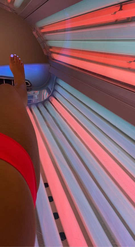 Solarium Snap, Sunbed Aesthetic, Tanning Aesthetic, Sun Bed, Typical Girl, Dream Cars Mercedes, Tanning Salon, Tanning Bed, Girls Soccer