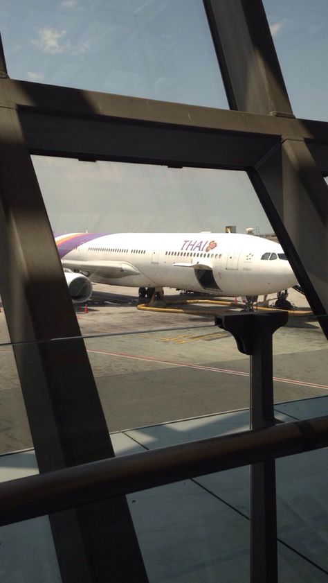 Thai airways - incredible service & Fantastic Flight . Bussines Class Flight Aesthetic, Business Class Flight Aesthetic Night, Negara Thailand, Thai Aesthetic, Airasia Flight View, Thailand Airport, Airport Aesthetics, Thailand Nightlife, Thai Airways