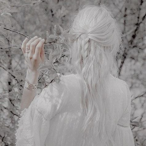 White Blank Page, Ice Aesthetic, Fae Aesthetic, Queen Aesthetic, White Blank, Winter Fairy, Baldurs Gate, Angel Aesthetic, Hogwarts Legacy