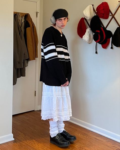 Maxi Skirt Outfit Masc, Men In Dresses Skirts, Men In Maxi Skirts, Men Skirt Outfits Aesthetic, Masculine Skirt Outfit, Masc Skirt Outfit, Feminine Guy Outfits, Men Skirt Outfits, Men In Skirts Fashion