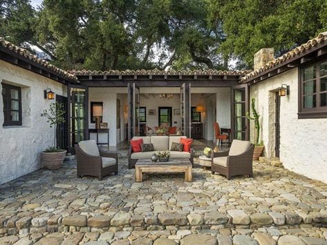 Stunning Spanish-style hacienda ranch in Ojai Style Hacienda, Hacienda Homes, Spanish Hacienda, Hacienda Style Homes, Mexican Home, Mediterranean Home Decor, Spanish Style Home, Casas Coloniales, Hacienda Style