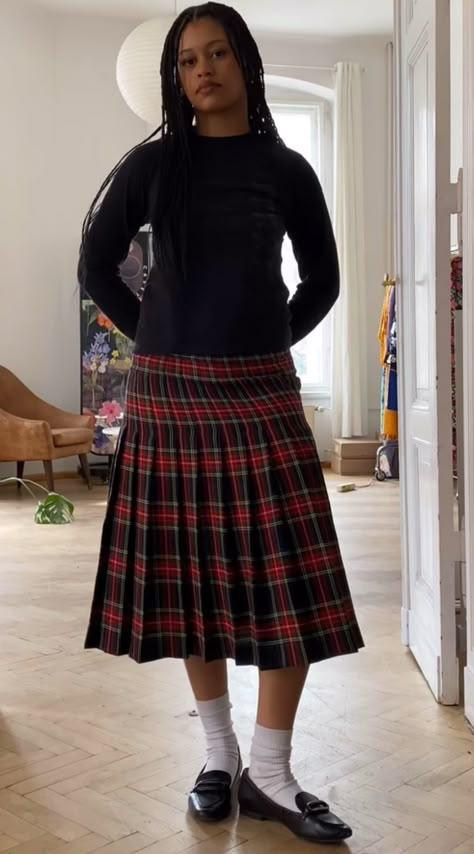 Kilt Skirt Outfit Women, Skirt Professional Outfit, Kilt Outfits Women, Plaid Maxi Skirt Outfit, Pleated Skirt Outfit Winter, School Skirt Outfits, Plaid Skirt Outfit, Kilt Outfits, Kilt Skirt