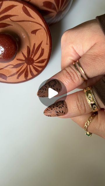 La Jefa Studio GABRIELA on Instagram: "🤎all Matte & Matte with glossy  Nail shape Almond medium  Gel polish  Base color @bornprettyofficial CL04 Nails art design in @dndgel spiced brown 053 Candle🪔 @luzytierra_  #talavera #nails #cantaritos #mexicannails #mexicanart #nailart #talaveranails" Brown Nail Polish Ideas, Matte Brown Nails Design, Barro Nails, Barro Nails Mexican, Matte Brown Nails, Talavera Nails, Terracotta Nails, Talavera Nail Art, Mexican Nails