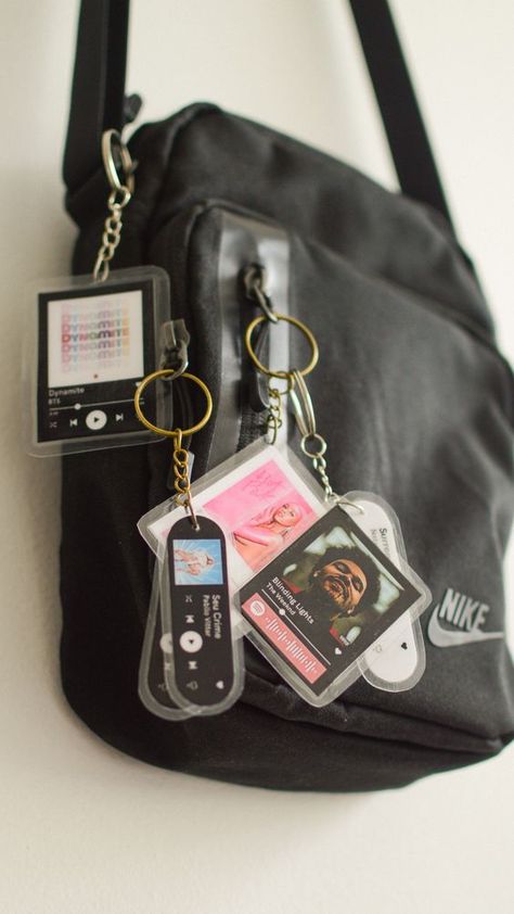 Cool Keychains Diy, Aesthetic Key Chains, Key Chains Aesthetic, Key Chains Ideas, Keys Ideas, Spotify Keychain, Spotify Plaque, Mini Albümler, Cute Key Chains