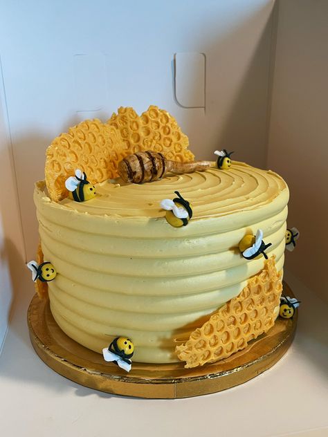 Ah-nah-ee (@ilunga_) on X Honey Bee Birthday Cake, Honey Bee Cake, Honey Bee Birthday, Bee Birthday Cake, Honeycomb Cake, Bee Cake, Bedroom Ideas For Small Rooms Diy, Bee Wedding, Bee Cakes