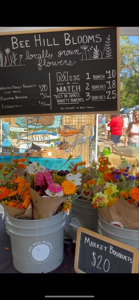 Pretty Farmers Market Booth, Farmers Market Floral Display, Flower Stand Farmers Market, Flower Market Bouquet, Flower Market Set Up, Farmers Market Flower Display Ideas, Unique Flower Shop Ideas, Indoor Farmers Market Design, Things To Sell At Farmers Market Diy