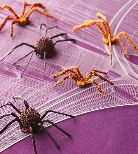 Terrifying Tarantulas Quick Halloween Party Food, Quick Halloween Recipes, Chocolate Spiders, Halloween Party Activities, Halloween Party Food, Halloween Party Treats, Halloween Treats For Kids, Halloween Treats Easy, Halloween Goodies