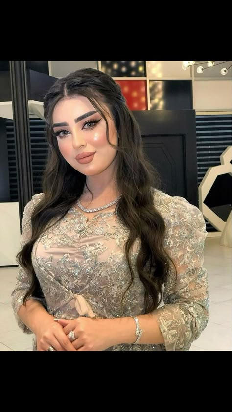 Arabic Hair Styles, Arabic Hairstyles Simple, Arabian Makeup Look, Arabic Hairstyles, Eid Hairstyles, Bridal Hair Down, Wedding Hair Side, Hair Styels, Arabic Makeup