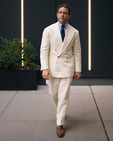 Peter Zottolo's cream linen suit in a high 4x1 double breasted format. Cream Suits For Men, Linen Suit Men, Double Breasted Suit Men, Pitti Uomo Street Style, Cream Suit, Fashion Boy, Designer Suits For Men, Men Cream, Linen Suits