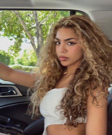 Light Skin Hair Color, Hair Dye Blonde, Curly Light Brown Hair, Curly Hair Brown, Blonde Highlights Curly Hair, Long Layered Curly Hair, Honey Blond, Dyed Curly Hair, Highlights Curly Hair