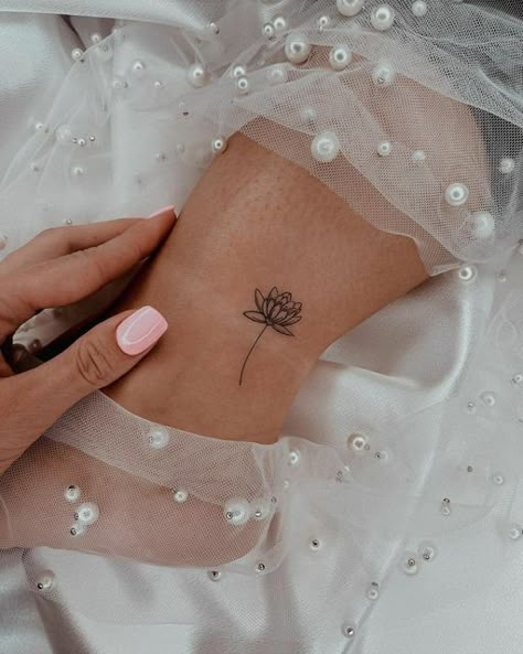 Back Tattoo Minimalist, Tattoos Small Minimalist, Anniversary Tattoos, Butterfly Tattoo Back, Tattoo Ideas For Men Hand, Small Minimalist Tattoo, Arm Tattoo For Women, Classy Tattoo, Tattoo In Memory