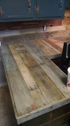 Kitchen countertops and backsplash created from pallets! My largest project to date and learned quite a bit doing it. Dapur Rustic, Kitchen Remodel Countertops, Pallet Kitchen, Outdoor Kitchen Countertops, 1001 Pallets, Pallet Sofa, Diy Holz, Wood Countertops, White Concrete