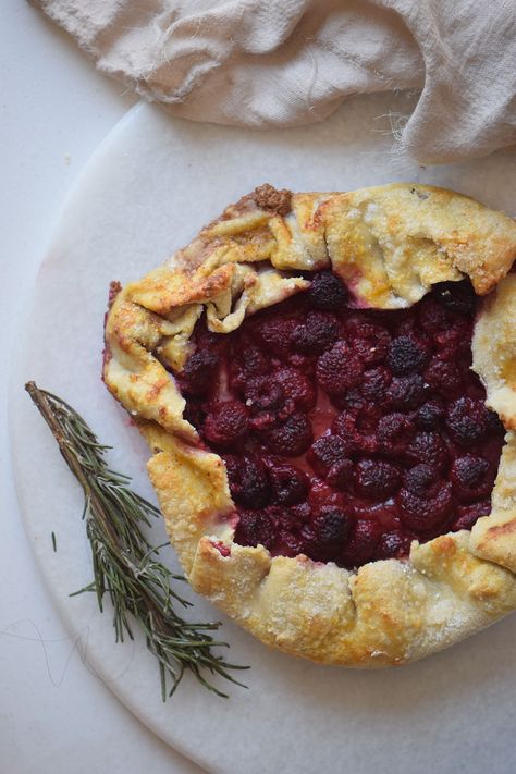 Looking for a simple pie like dessert recipe to try? This raspberry galette is the perfect dessert to share via remodelaholic.com Pizza Pasta Casserole Recipe, Raspberry Galette, Fruit Galette Recipe, Pasta Casserole Recipes, Creative Dessert Recipes, Galette Recipe, Easy Pie, Creative Desserts, Easy Pizza