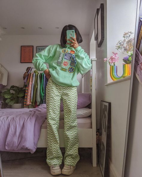 @poseandrepeat Winter Fits Colourful, Colourful Outfits Winter, Cute Colourful Outfits, Colorful Style Aesthetic, Girly Vintage Outfits, Colorful Winter Fashion, Patterned Outfits, Colorful Style Outfits, Cute Colorful Outfits