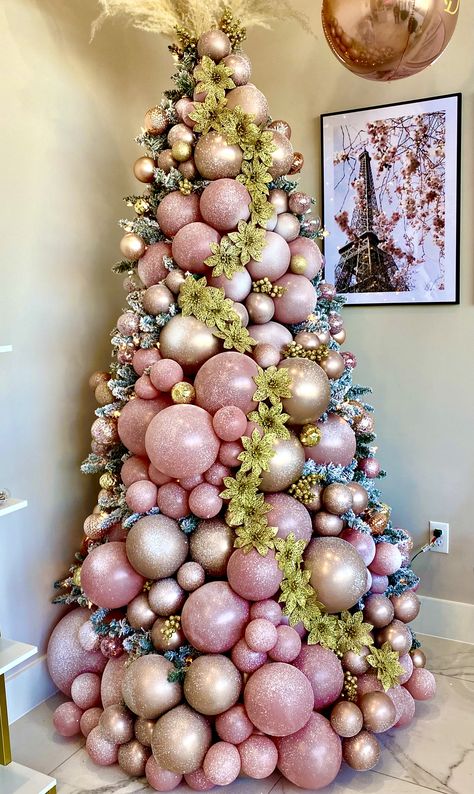 Balloon Garland Christmas Tree, Balloon Christmas Tree Decorations, Balloon On Christmas Tree, Balloon Tree Christmas, Christmas Trees With Balloons, Christmas Balloon Tree, Christmas Tree With Balloon Decor, Balloons Christmas Tree, Balloons On Christmas Tree