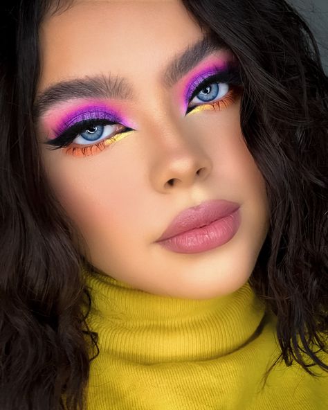 Pink And Purple Makeup Looks Creative, Vibrant Eye Makeup, Crazy Makeup Ideas, Eyeliner Makeup Looks, 80s Eye Makeup, Edc Makeup, Makeup Photoshop, Neon Eyeliner, Sunset Eyeshadow