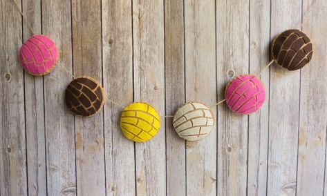 Pan Dulce Party, Quinceanera Ideas Mexican, Lulu Girls, Mexican Sweet Bread, Coco Birthday, Mexican Sweet Breads, Mexican Birthday Parties, Cookie Sets, Mexican Birthday