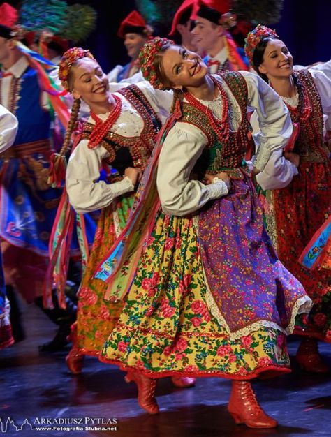 I just like the exact same thing I recommend.☺️☺️☺️☺️☺️❤️ Poland Traditional Clothing, Slovakian Culture, Polish Folk Costume, Polish Traditional Costume, Polish Folklore, Slavic Clothing, Polish Culture, Poland Art, Polish Clothing